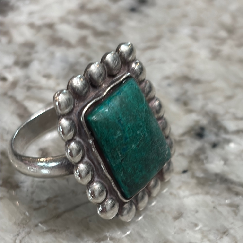 Elegant Silver and Green Stone Ring - Picture 5 of 14